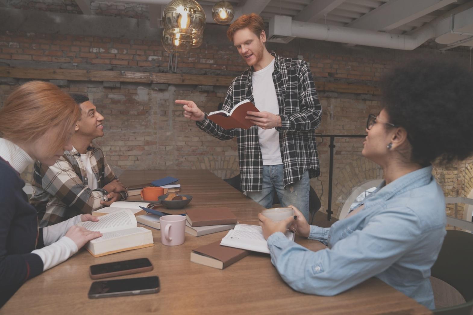 Konzentrierte Arbeit an digitalen Projekten in modernem Arbeitsbereich