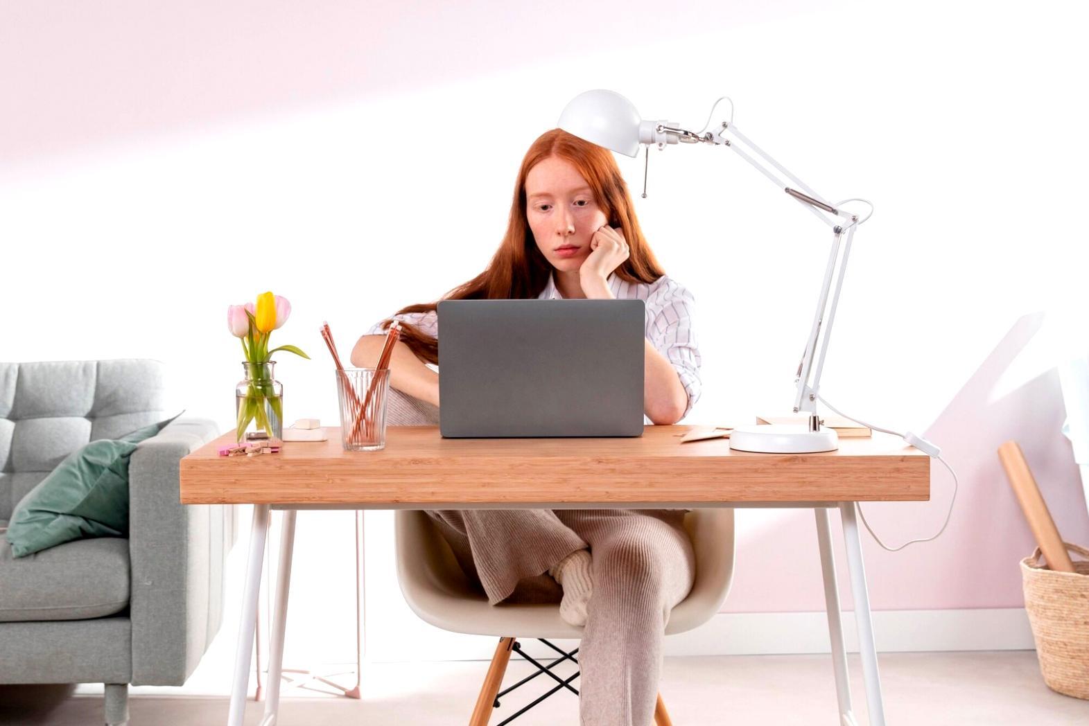 Professionelle Arbeitsumgebung mit modernem Setup für digitales Lernen